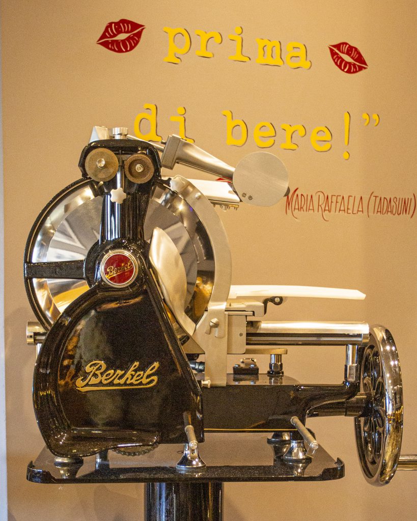 Trancheuse Berkel noire et chromée devant un mur peint à la main, signé Maria Raffaela, Tadasuni.
