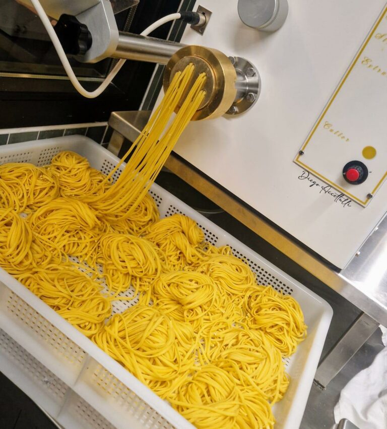 Tagliolini frais sortant de l’extrudeuse à l’atelier de pâtes La Creazione.