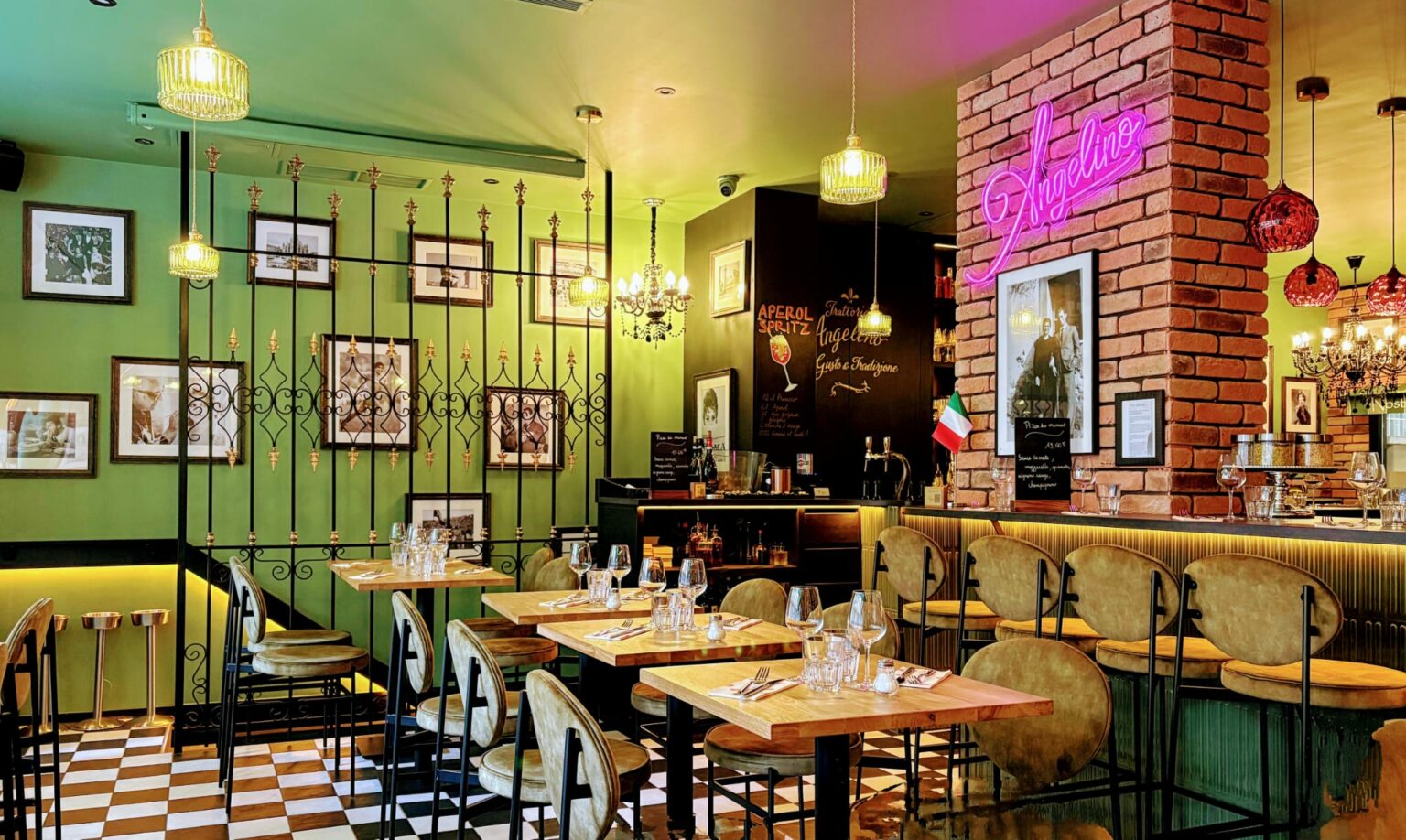 La trattoria Angelino à Paris 16 : murs verts, briques, sol en damier et enseigne néon.